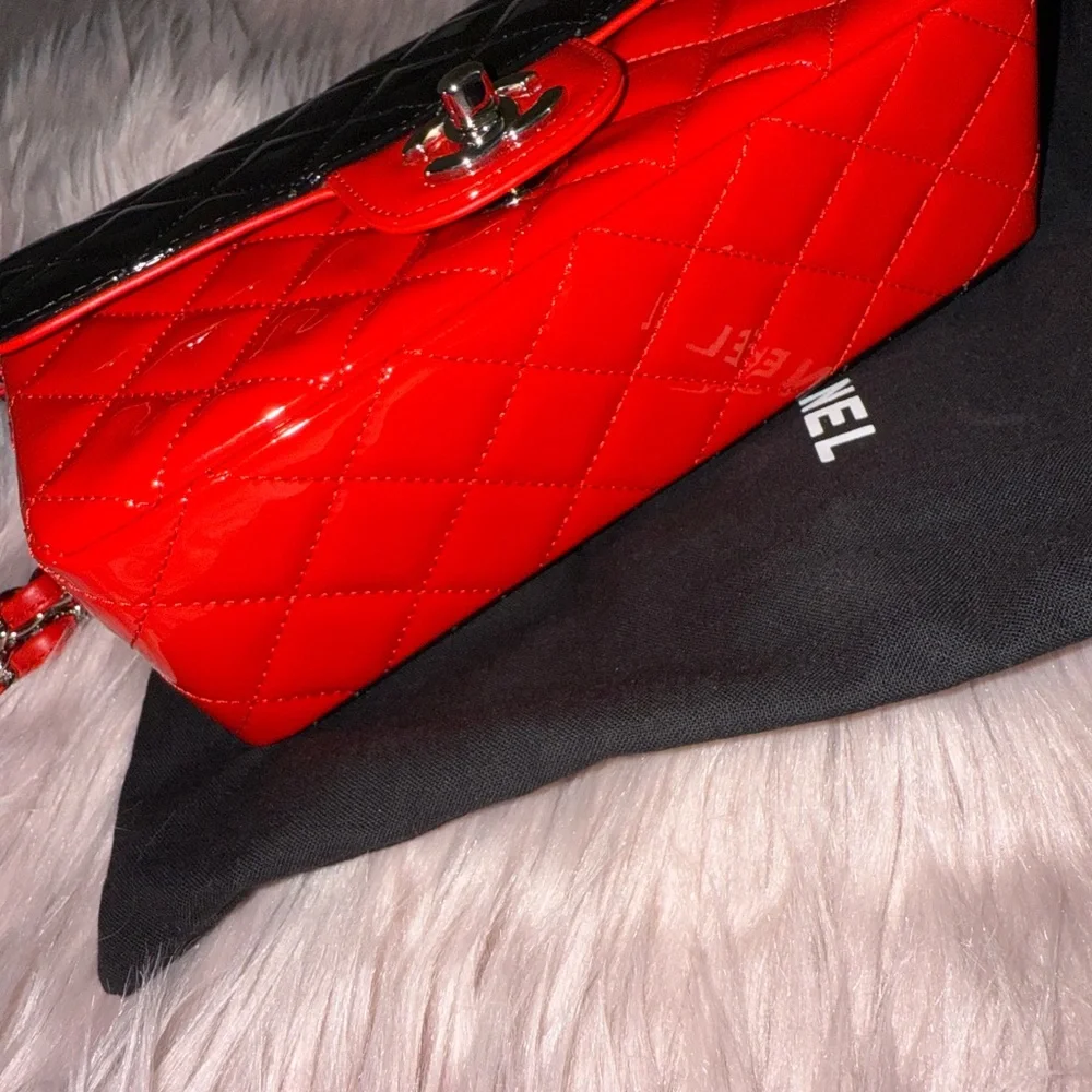 CHANEL Red and Black Patent Calfskin Quilted Mini Rectangular Flap bag - Picture 5 of 11